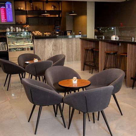 Camino Real Fashion Drive Monterrey Hotel San Pedro Garza Garcia Exterior foto The lounge at the airport