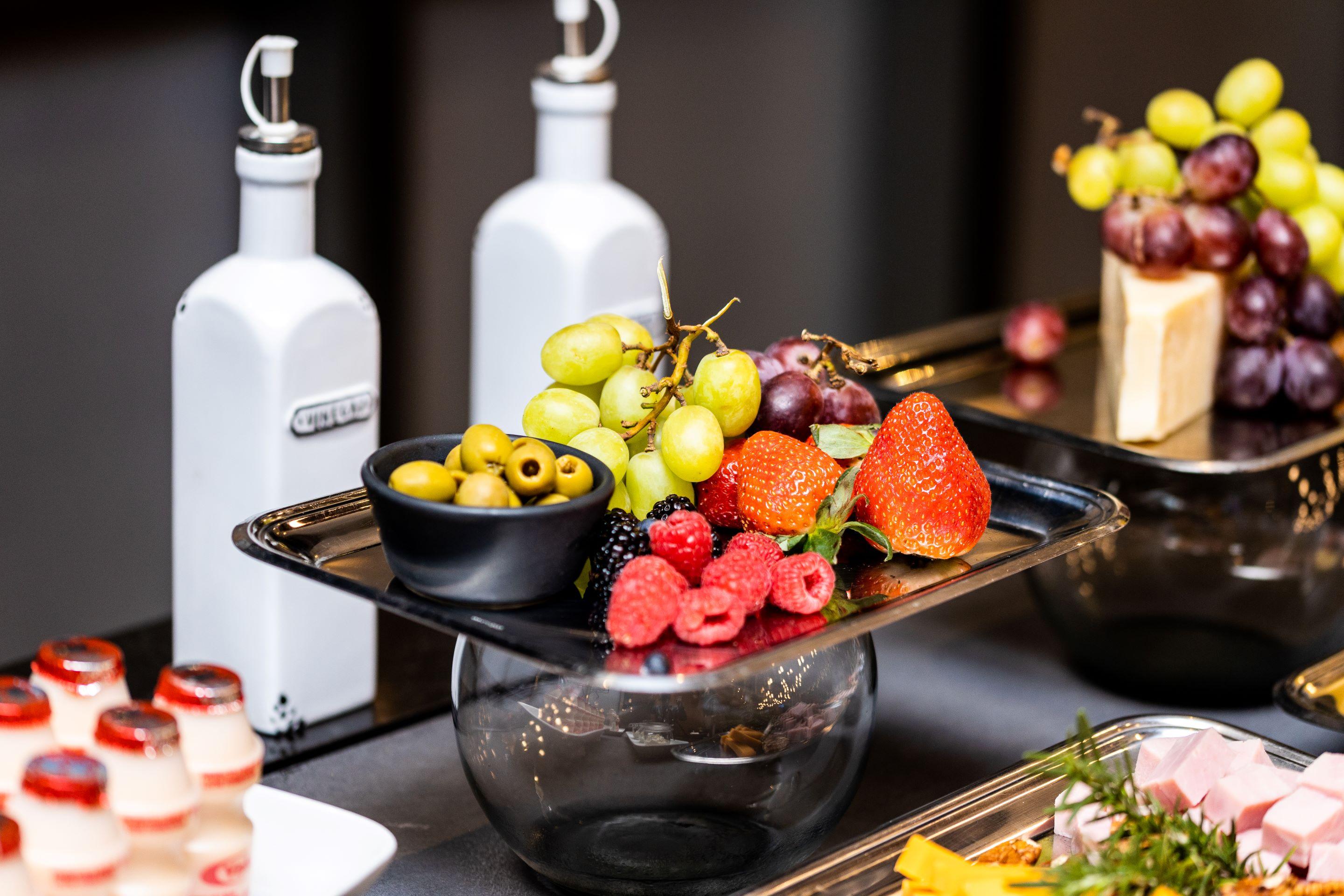 Camino Real Fashion Drive Monterrey Hotel San Pedro Garza Garcia Exterior foto Fruit and cheese platter