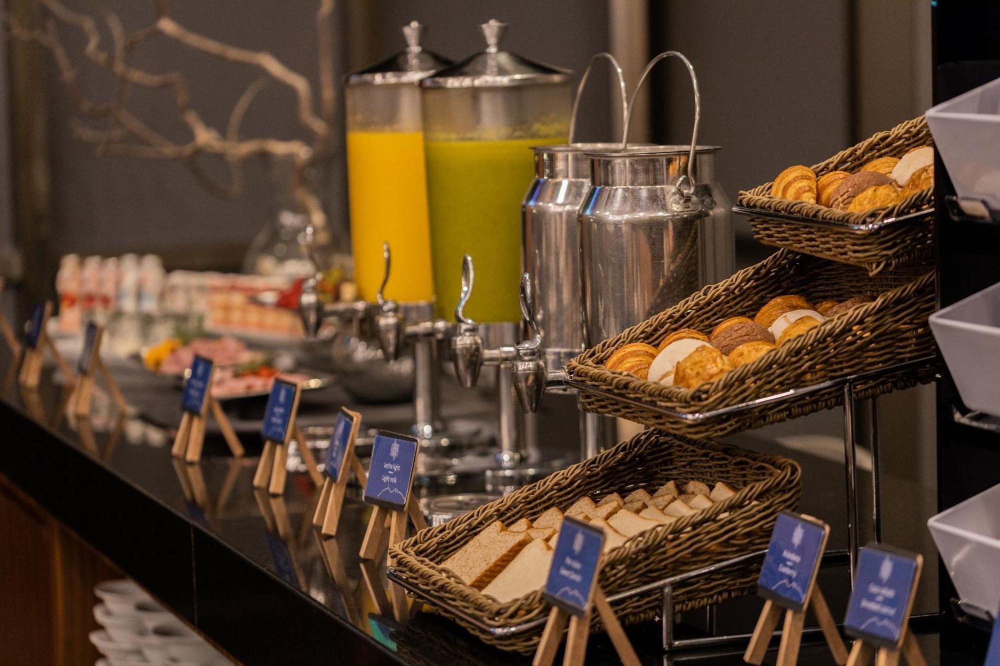 Camino Real Fashion Drive Monterrey Hotel San Pedro Garza Garcia Exterior foto A buffet at a hotel