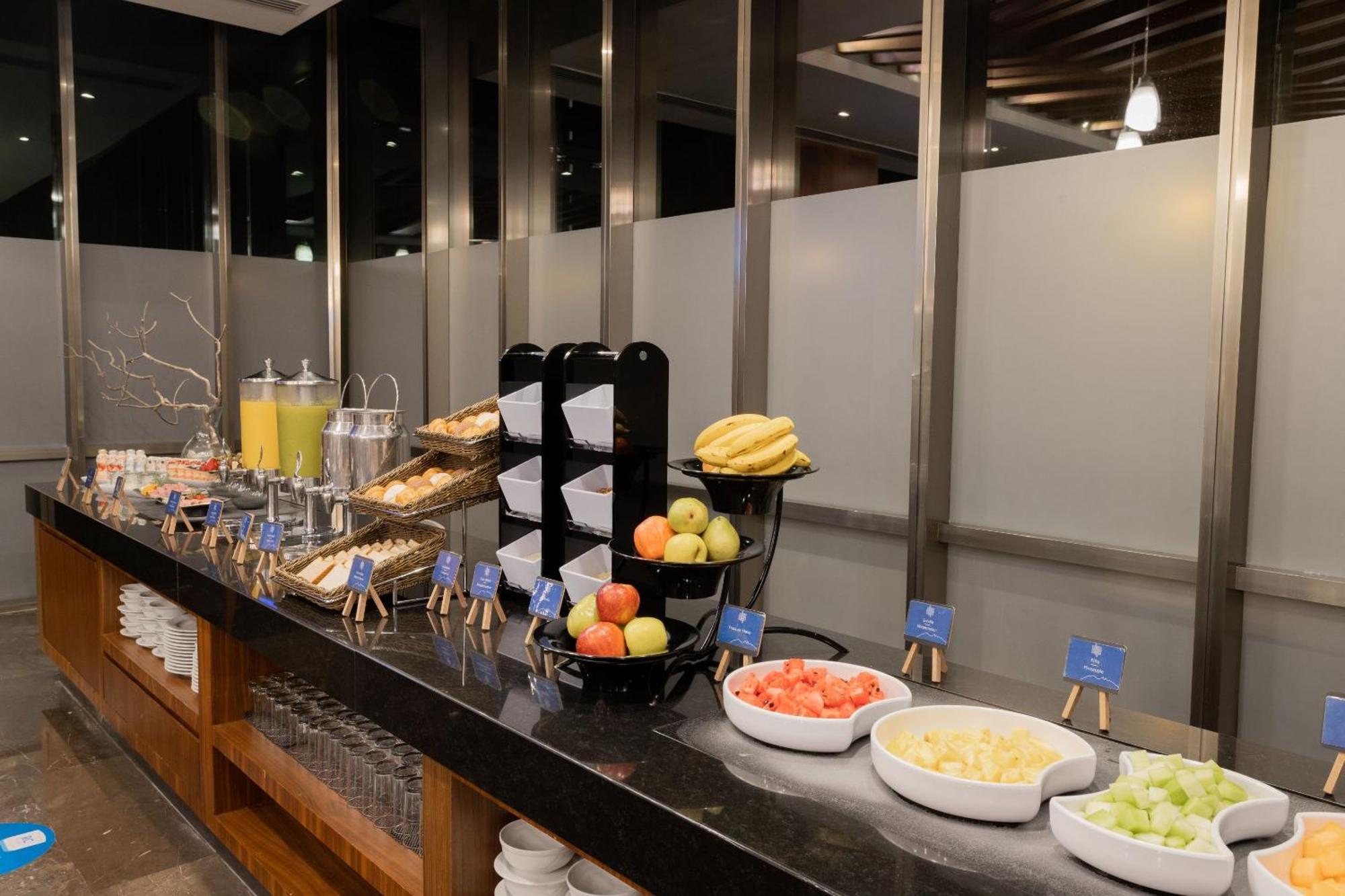 Camino Real Fashion Drive Monterrey Hotel San Pedro Garza Garcia Exterior foto A buffet at an airport lounge