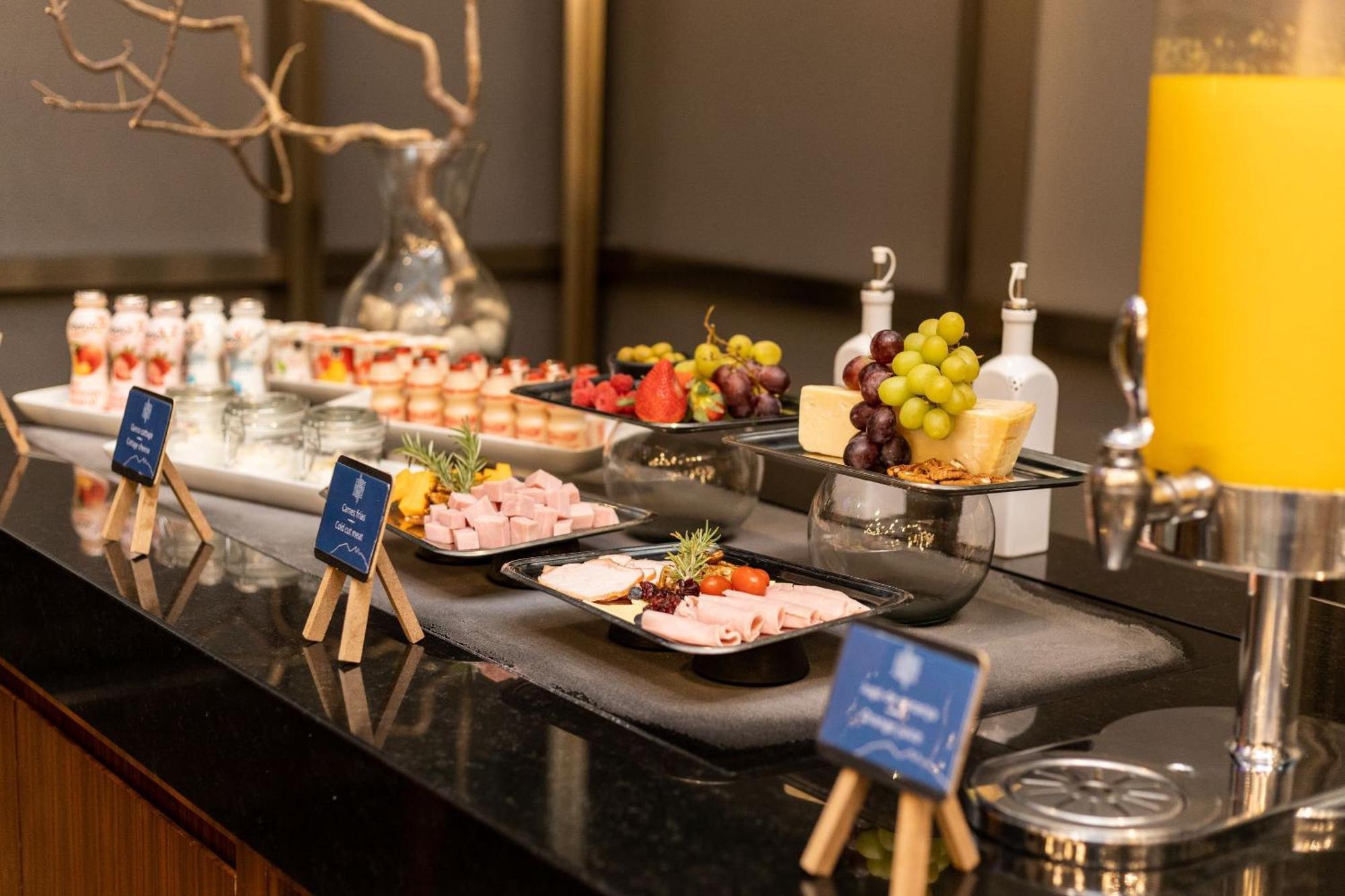 Camino Real Fashion Drive Monterrey Hotel San Pedro Garza Garcia Exterior foto A buffet at a hotel
