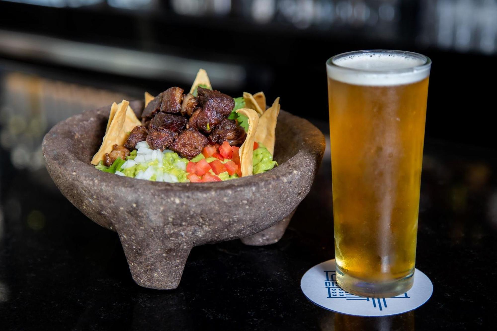 Camino Real Fashion Drive Monterrey Hotel San Pedro Garza Garcia Exterior foto Beer and guacamole
