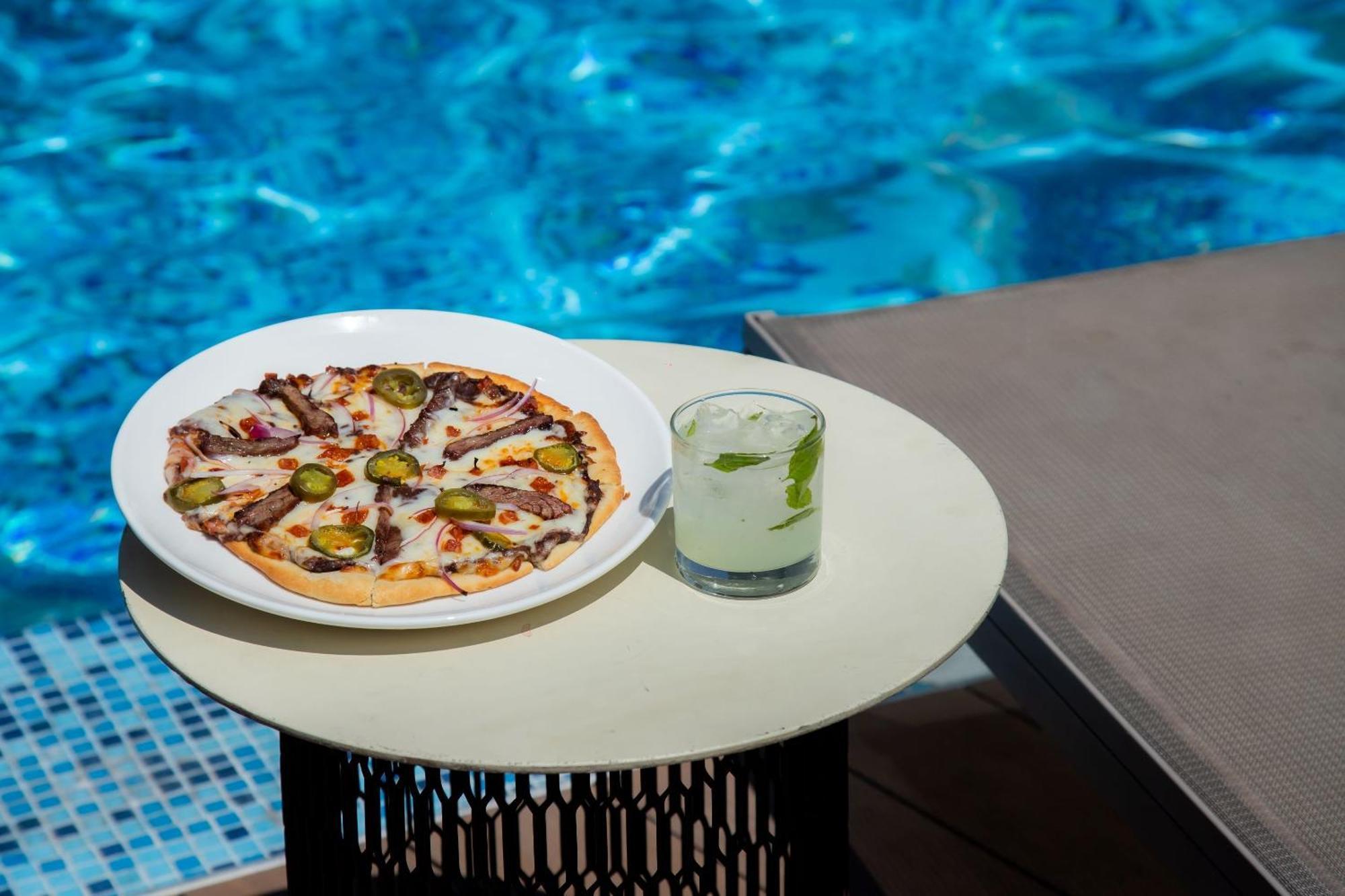 Camino Real Fashion Drive Monterrey Hotel San Pedro Garza Garcia Exterior foto A pizza and a drink