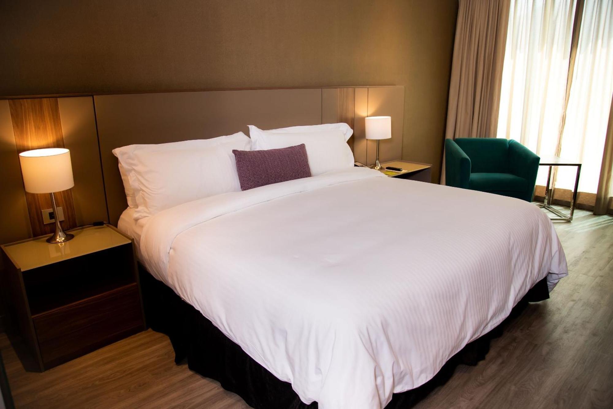 Camino Real Fashion Drive Monterrey Hotel San Pedro Garza Garcia Exterior foto A bed with a duvet