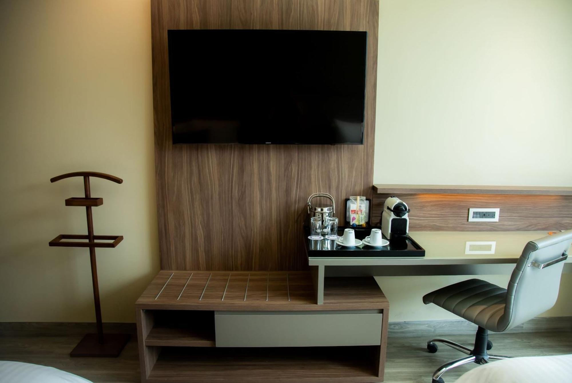 Camino Real Fashion Drive Monterrey Hotel San Pedro Garza Garcia Exterior foto A Nespresso machine in a hotel room