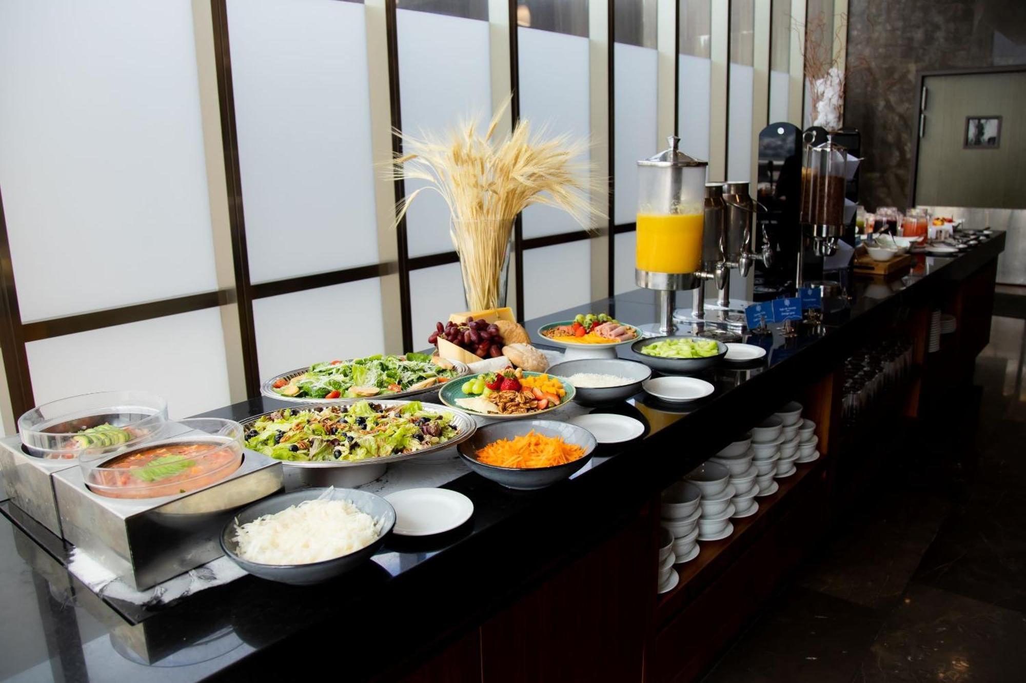 Camino Real Fashion Drive Monterrey Hotel San Pedro Garza Garcia Exterior foto A buffet at a hotel