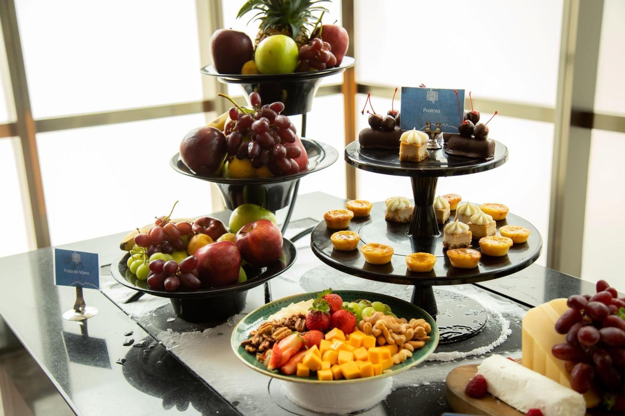 Camino Real Fashion Drive Monterrey Hotel San Pedro Garza Garcia Exterior foto A fruit and dessert buffet