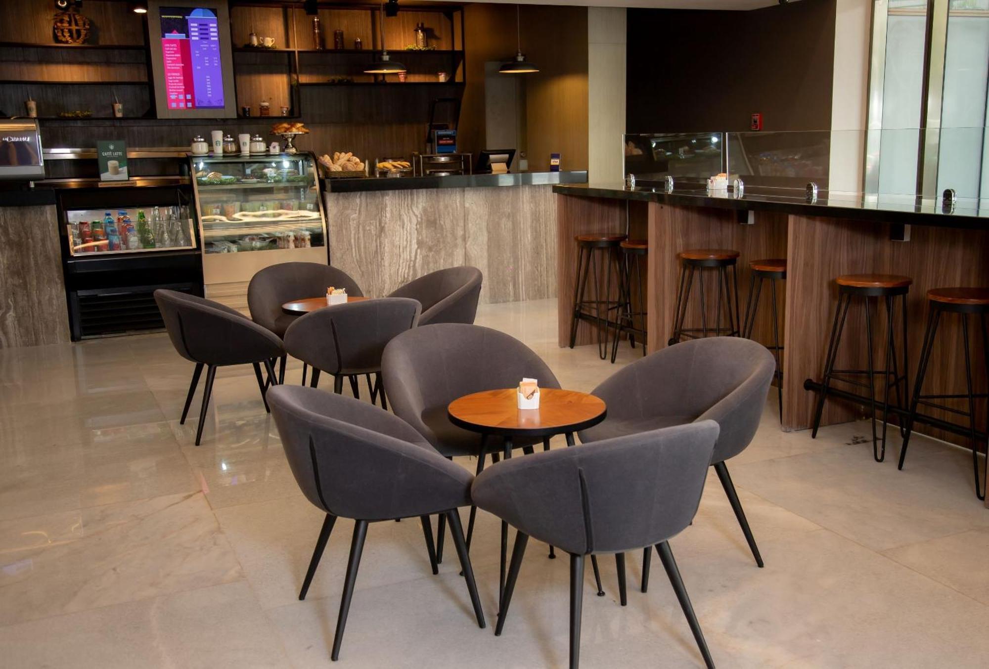 Camino Real Fashion Drive Monterrey Hotel San Pedro Garza Garcia Exterior foto The lounge at the airport