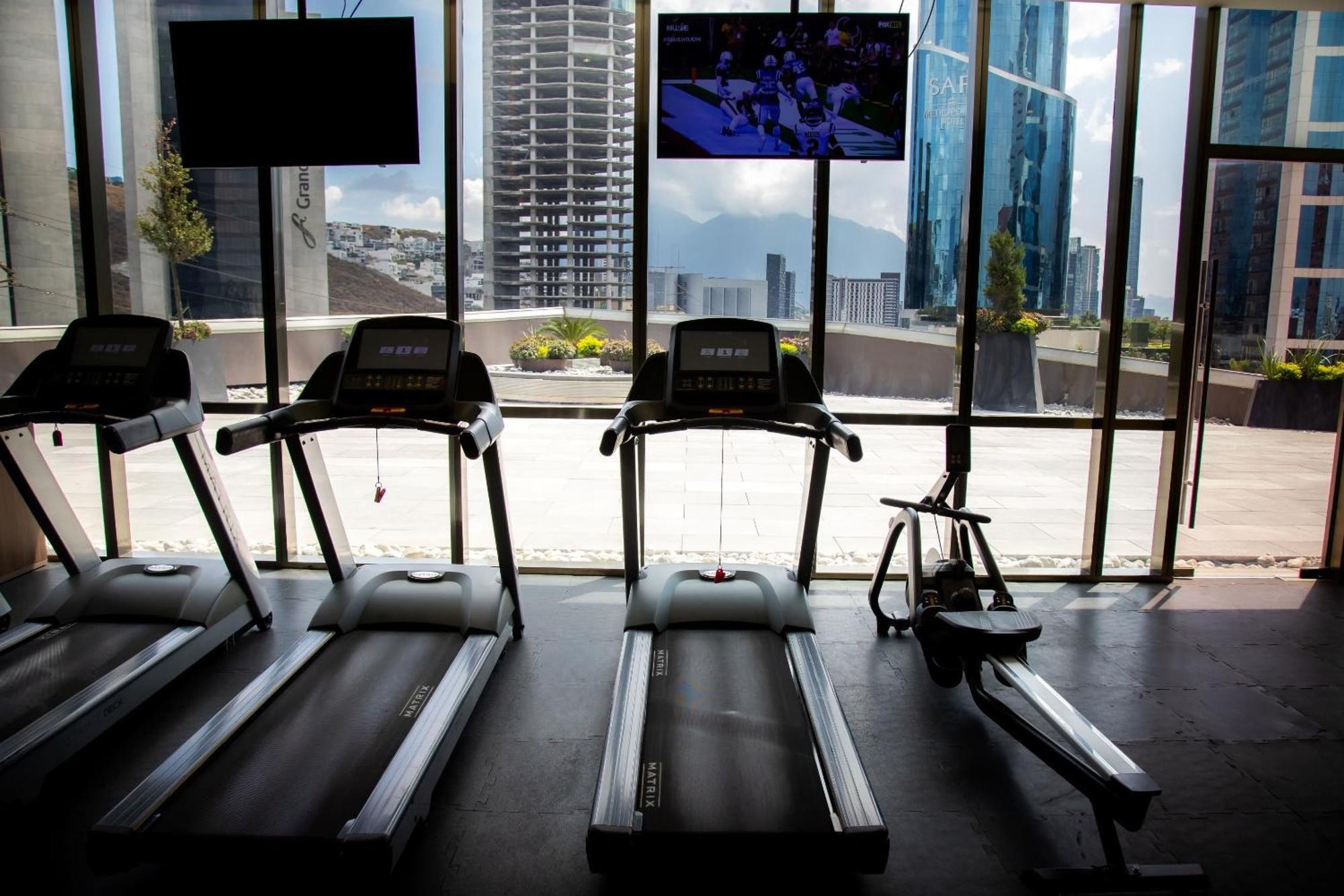 Camino Real Fashion Drive Monterrey Hotel San Pedro Garza Garcia Exterior foto Treadmills in a gym