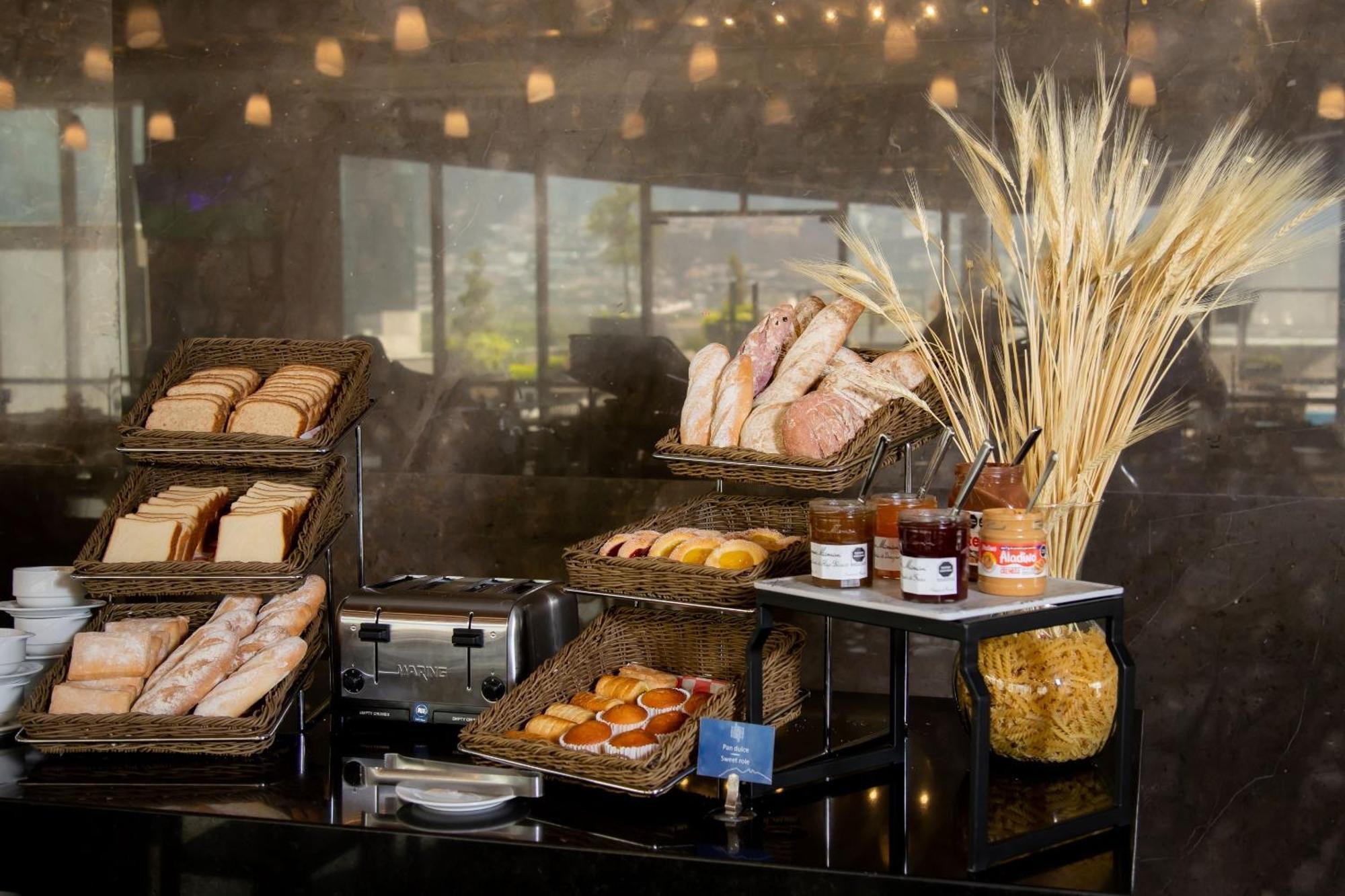 Camino Real Fashion Drive Monterrey Hotel San Pedro Garza Garcia Exterior foto Bread and pastry display at a hotel