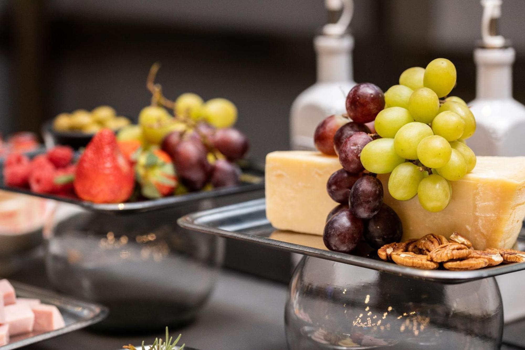 Camino Real Fashion Drive Monterrey Hotel San Pedro Garza Garcia Exterior foto A cheese and fruit platter
